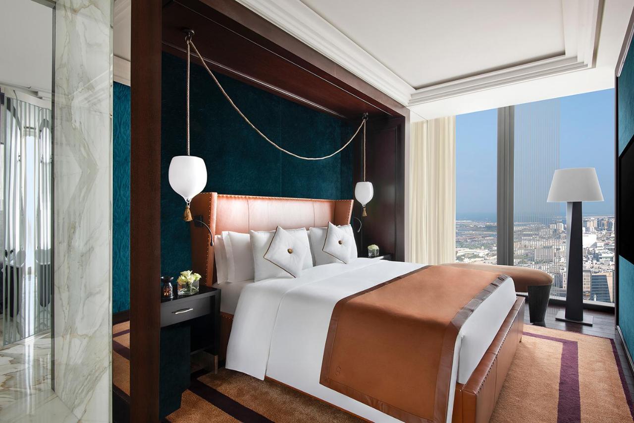 Banyan Tree Doha At La Cigale Mushaireb Exteriér fotografie A bedroom at the Ritz-Carlton, DIFC